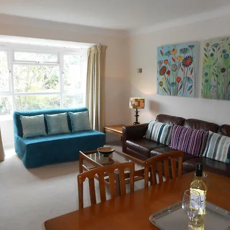 2 Bedroom Apartment In Stratton Court Central Surbiton Incl Free Parking